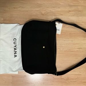 Cuyana recycled sling bag black